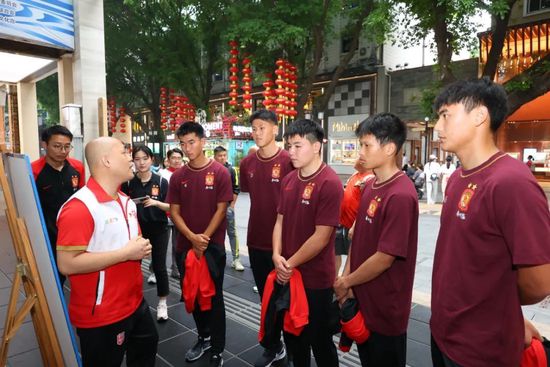 此前，电影《月半爱丽丝》时隔半年重新定档，林晓曦（关晓彤 饰）和韩冰（黄景瑜 饰）的甜蜜互动也引起了众多网友的关注和讨论，网友们为其送上;月半CP、;幸福肥CP等多个称号，并对这段甜蜜爱情童话充满了期待